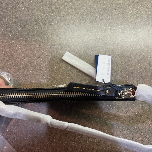 🆕 Dooney & Bourke Black Tartan Large Slim Wristlet - Picture 6 of 7